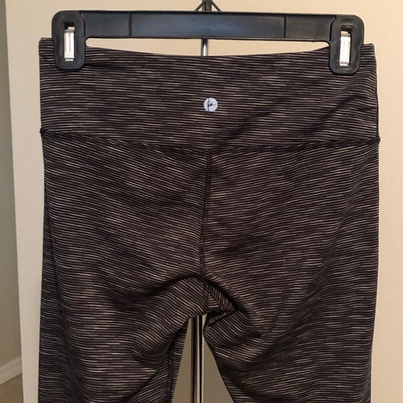 90 Degrees by Reflex S Cropped Yoga Pants / Leggings - Picture 3 of 7